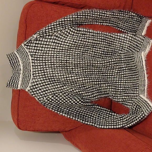 Cyrus fuzzy black and white sweater size small - Picture 2 of 7